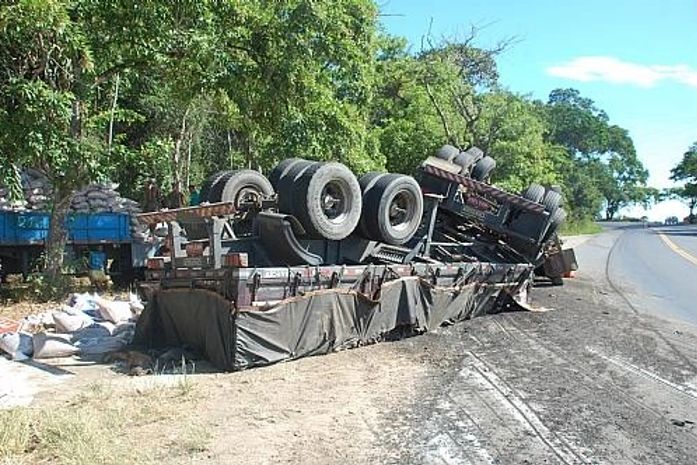 Caminhão com carga de açúcar capota na Ladeira do Caloté