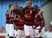 Flamengo vence o Corinthians e assume a liderança do Brasileiro