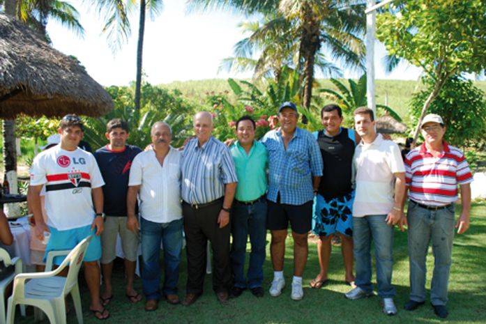 Ormindo recebe amigos em festa surpresa na terra de Calabar
