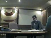 Vídeo flagra presidente da Câmara do DF guardando dinheiro na meia
