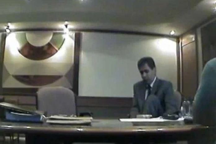 Vídeo flagra presidente da Câmara do DF guardando dinheiro na meia