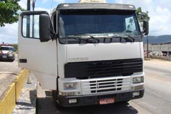 Carreta roubada em Arcoverde é encontrada abandonada em União dos Palmares
