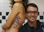 Máscaras: Isis Valverde tatua símbolo do teatro
