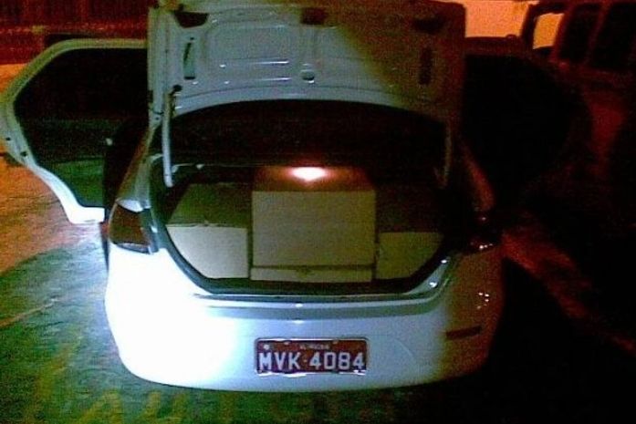PRF apreende táxi e kombi com cigarros contrabandeados em Rio Largo