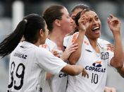 Marta marca dois na final, dá título ao Santos e é artilheira da competição