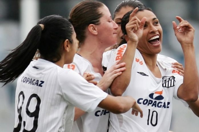 Marta marca dois na final, dá título ao Santos e é artilheira da competição