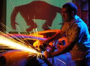 Multi-instrumentista Siri apresenta espetáculo Ultrasom no Teatro Sesi