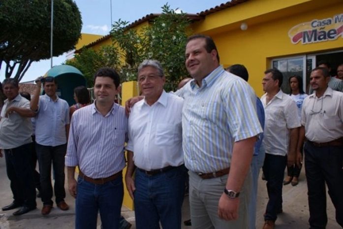 Prefeito Dalmo Santana ao lado do Governador do Estado, Teotonio Vilela e o secretário de Saúde Hebert Motta
