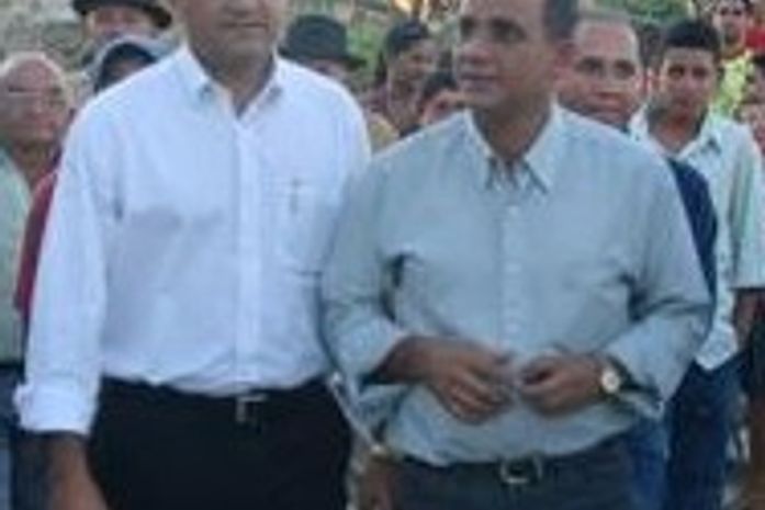 Deputado Claudiano Martins de camisa branca, ao lado de seu irmão Otaviano Martins.
