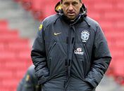 Sem medo da França no sorteio. Nem de dizer não a campanha por Ronaldo. Jura que não continuará na Seleção. Nem se vencer a Copa. Dunga!  copa