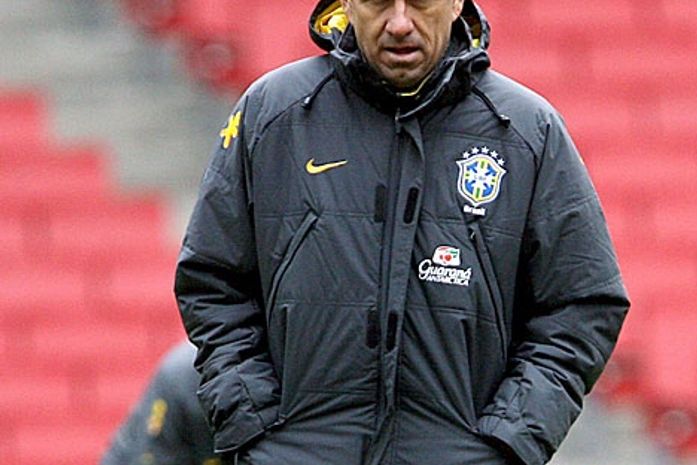 Sem medo da França no sorteio. Nem de dizer não a campanha por Ronaldo. Jura que não continuará na Seleção. Nem se vencer a Copa. Dunga! copa