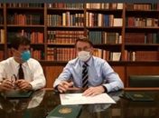 Com máscaras no rosto, Bolsonaro faz transmissão ao vivo com ministro da Saúde.