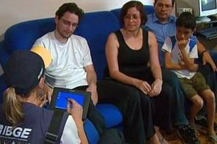 Funcionário do IBGE entrevista família