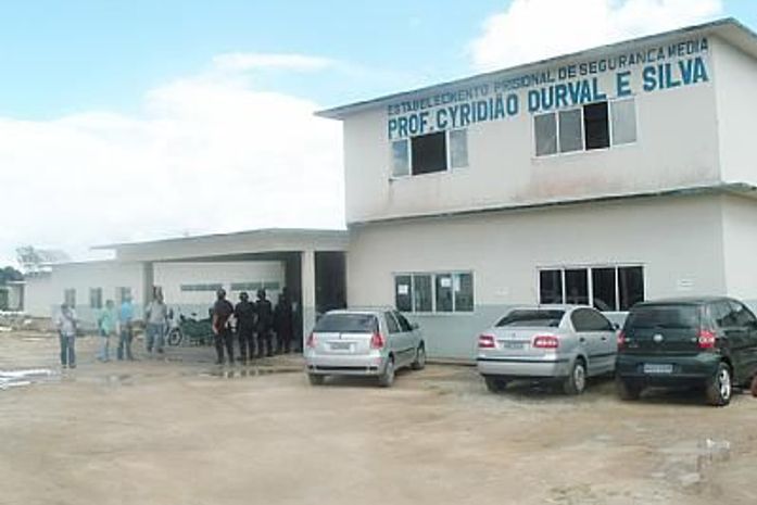 Mulher é presa ao tentar entrar com maconha no Cyridião Durval