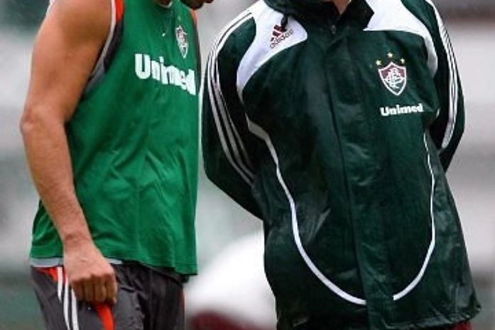 Cuca conversa com Fred durante o treino de sexta