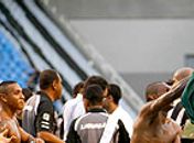 Botafogo vence por 2 a 1, foge da degola e tira o Palmeiras da Libertadores