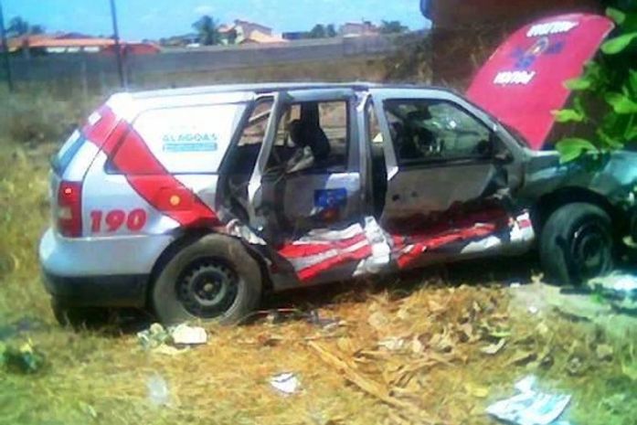 Viatura da Polícia Militar capota em Marechal Deodoro