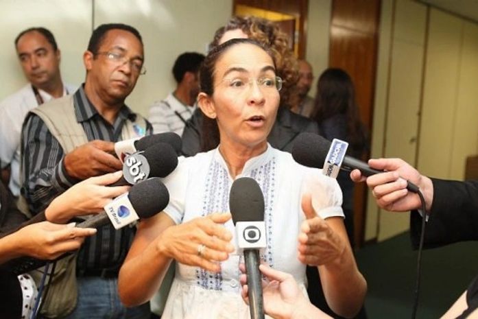 A única coisa que eu não trouxe para Alagoas foi à desonra, mas dinheiro eu trouxe, explica Heloisa Helena