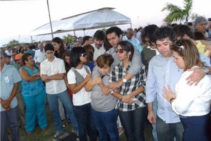 Corpo de ex-deputado Manoel Pereira Filho é sepultado em Arapiraca sob forte comoção