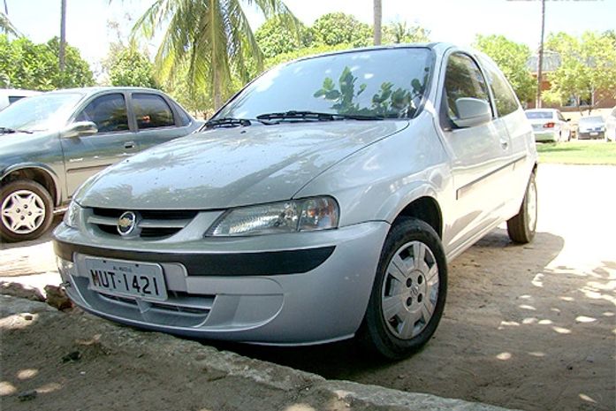 Casal abandona carro para escapar de blitz no bairro de Jaraguá 