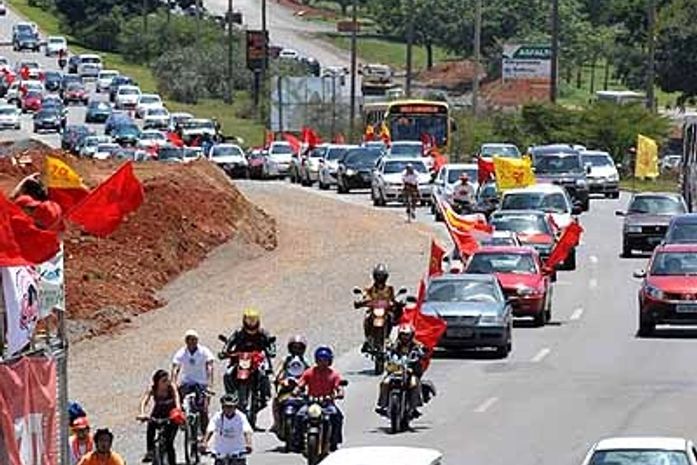 Mensalão: centenas de carros fazem ato contra Arruda
