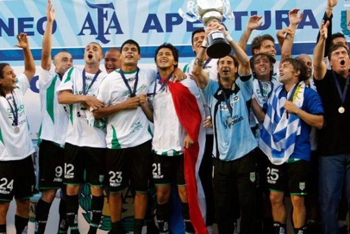 Banfield perde para Boca, mas conquista título argentino pela primeira vez