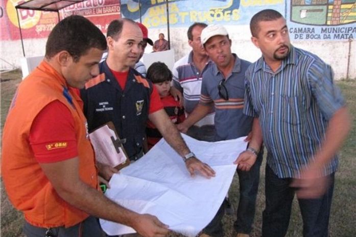 Representantes do Corpo de Bombeiros com os diretores do Santa Rira de Boca da Mata