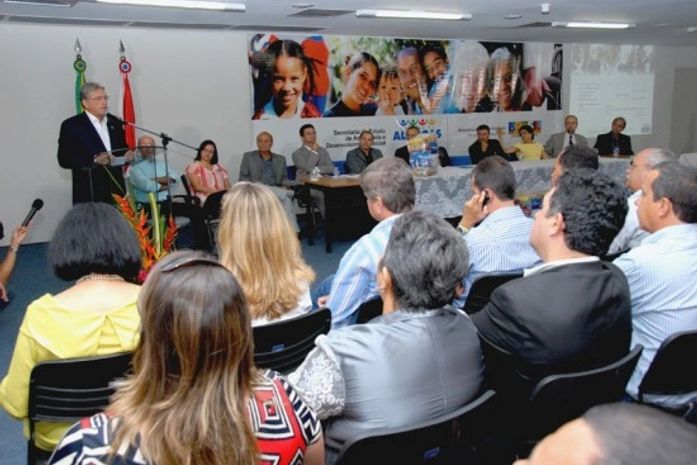 Governador lança programa e comemora resultado de parceria com municípios