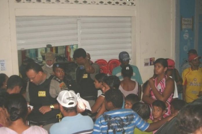 Movimentação da população (curiosos) após o assassinato