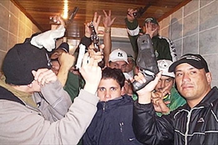 Torcedores do Coritiba exibem armas em fotos divulgadas pela polícia