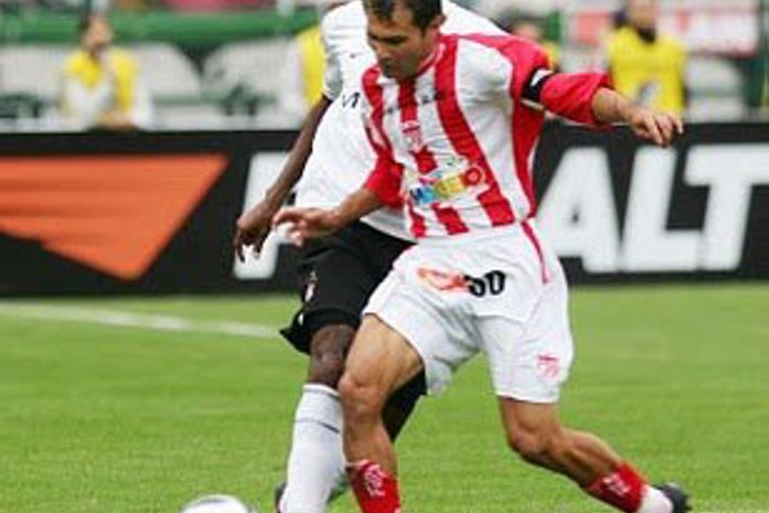 Atacante Júnior Amorim contra o Corinthians Paulista em partida válida pelo Campeonato Brasileiro da Série B.