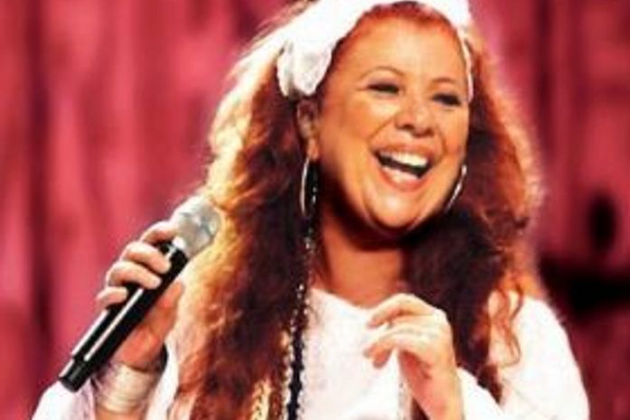 Beth Carvalho recebe alta e se recupera em casa