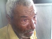 Luiz da Silva chora ao falar com padre Sizo.