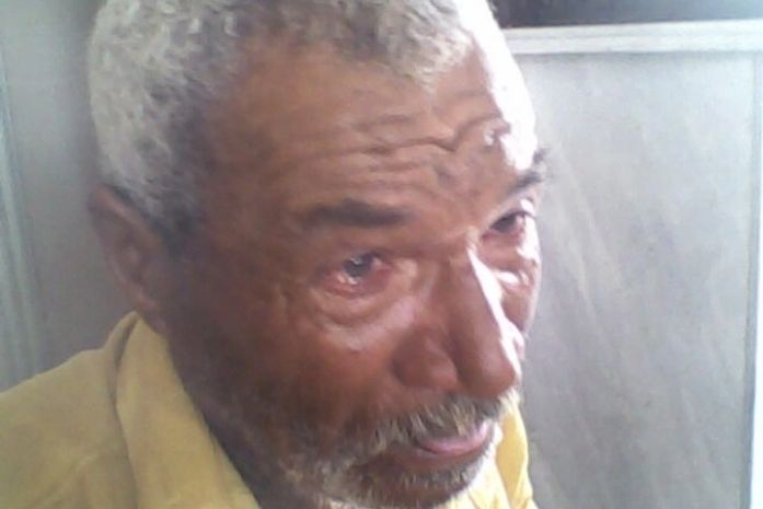 Luiz da Silva chora ao falar com padre Sizo.