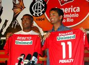 Na apresentação de Bebeto no América, Romário brinca: ?Nós não vamos jogar?