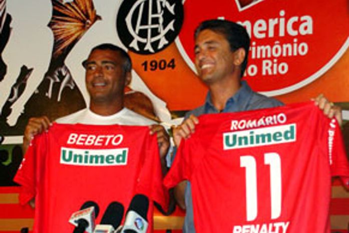 Na apresentação de Bebeto no América, Romário brinca: ?Nós não vamos jogar?