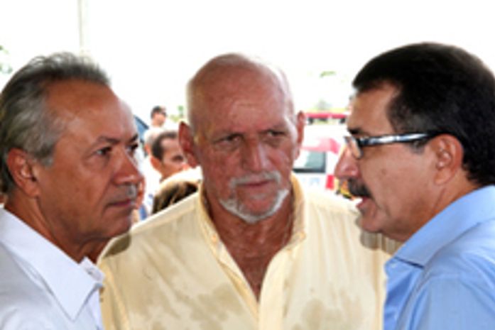 Oziel(no centro) entre Wanderley e o secretário Luiz Otávio