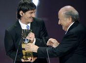 Messi recebe de Joseph Blatter, presidente da Fifa, o troféu de melhor do mundo 