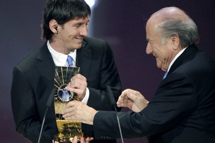 Messi recebe de Joseph Blatter, presidente da Fifa, o troféu de melhor do mundo