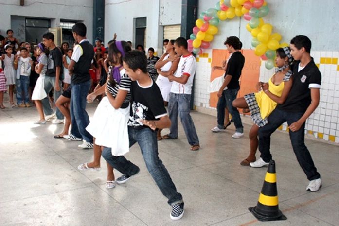 Ritmos de diferentes épocas são apresentados em escola
