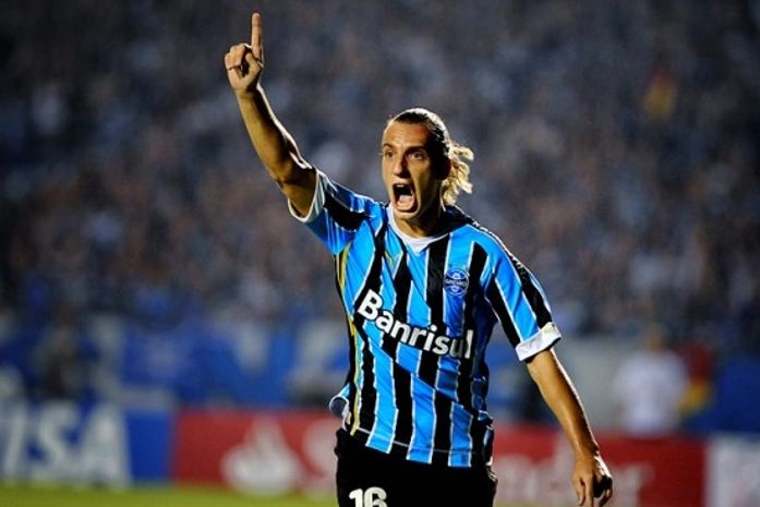 Para diretor de futebol, é o Grêmio quem decide futuro de Maxi López
