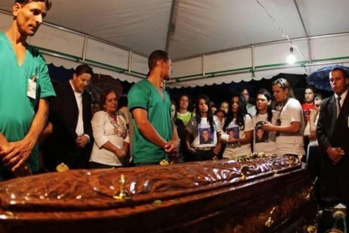 Corpo de baixista do Calcinha Preta é enterrado em SE ao som de \'Cobertor\'