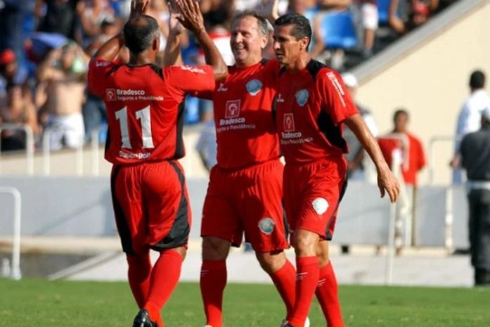 Zico e Romário selam a paz no \'Jogo das Estrelas\' e fazem rubro-negros sonharem