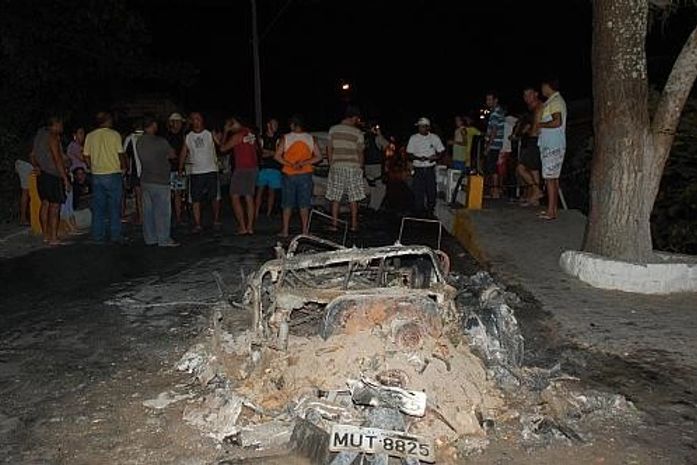 Acidente entre dois veículos culminou em incêndio