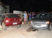 Carro colide em muro de escola após acidente em Penedo 