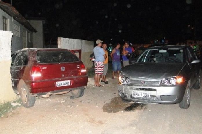 Carro colide em muro de escola após acidente em Penedo