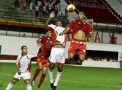 Atacante Luiz Carlos, cabeceando a bola em uma disputa da Série A3 do Paulista
