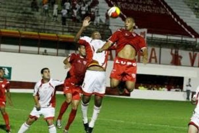 Atacante Luiz Carlos, cabeceando a bola em uma disputa da Série A3 do Paulista