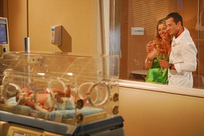 Gabriel e Dafne brindam o ano novo no hospital em \'Caras & bocas\'