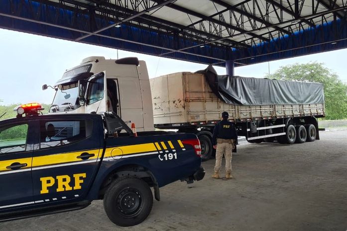 PRF em Alagoas apreende carga com madeira sem licença na BR-423